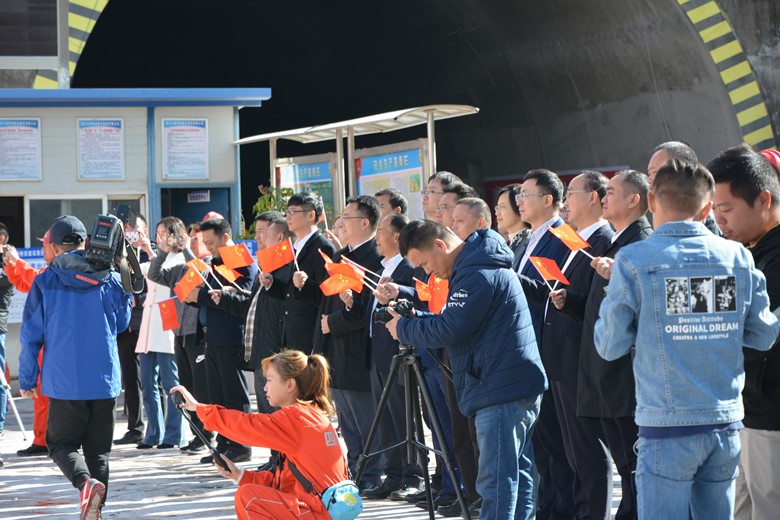 攀大高速宝鼎2号隧道胜利贯通 攀大高速宝鼎2号隧道胜利贯通