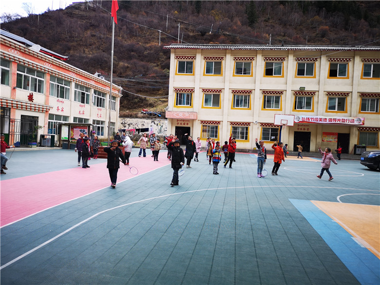 送温暖，献爱心——四川williamhill英国官网走进甘孜·色达