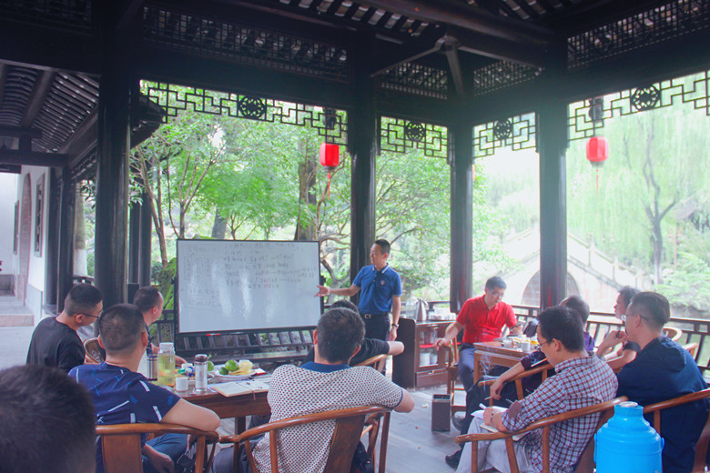 理思路 定方向 求发展 理思路 定方向 求发展