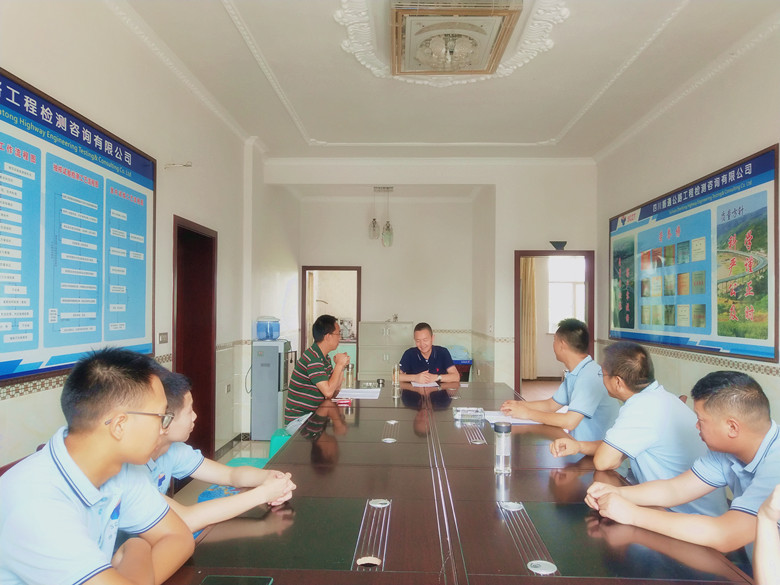 关注一线员工成长 严格监督工程质量 ——公司领导参观考察项目试验室 关注一线员工成长 严格监督工程质量 ——公司领导参观考察项目试验室