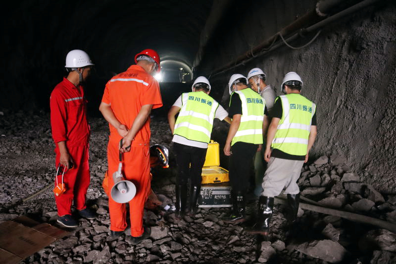 【项目动态】华蓥山隧道项目首次完成地震波法超前地质预报探测